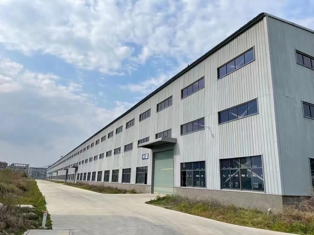 现代化厂房外景，大型工业建筑，蓝天白云背景，体现企业规模实力