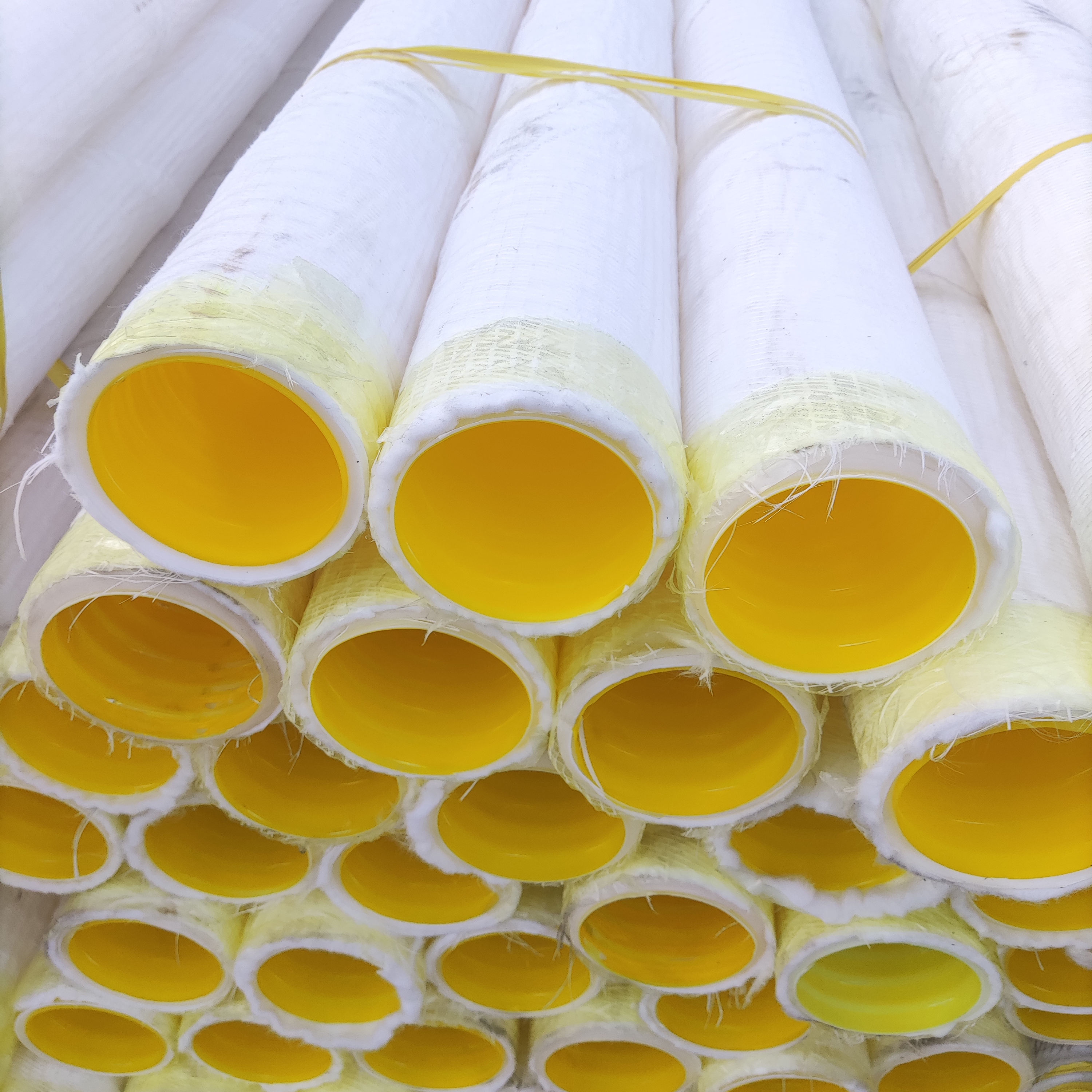 复合土工膜产品，展示多层复合结构